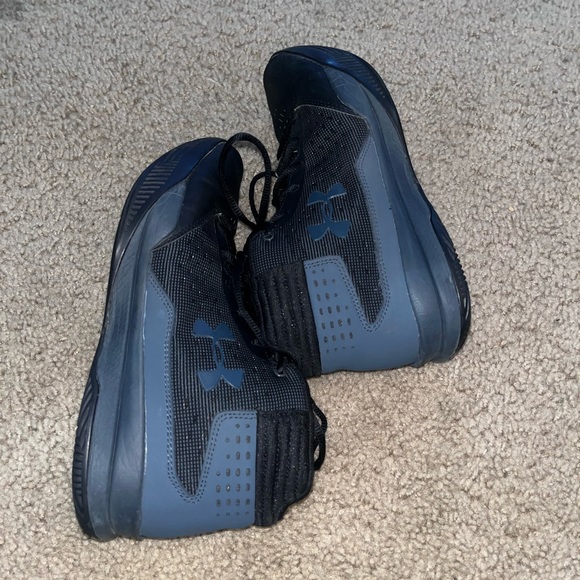 Boys 7Y black under armor basketball shoes - Picture 5 of 7